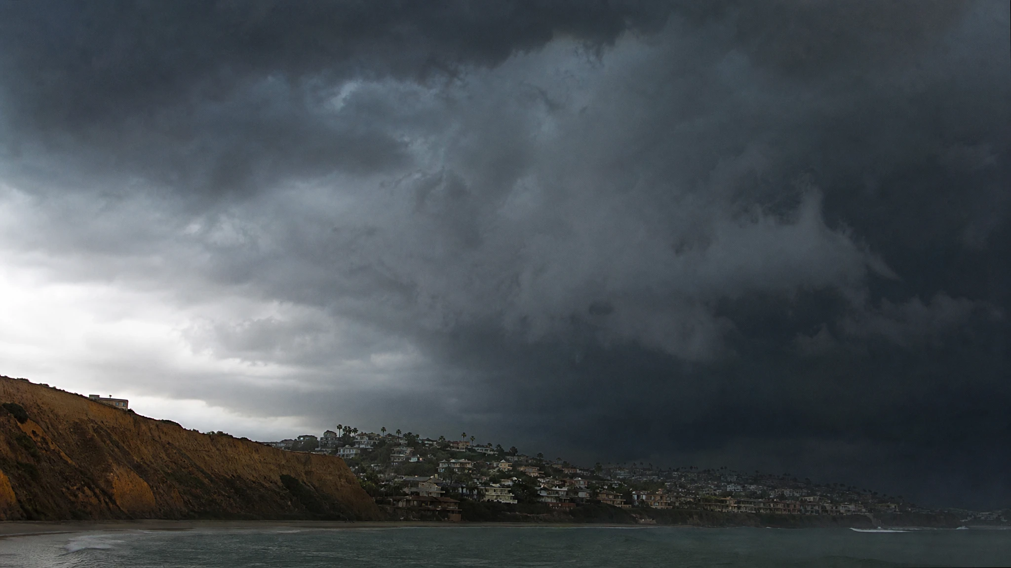 Nubes oscuras de tormenta sobre el horizonte en zona costera mediterránea