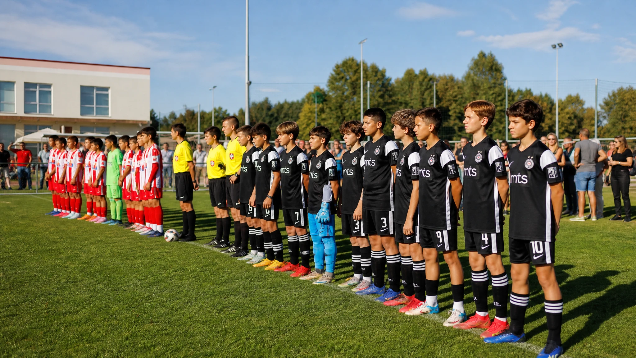 Jóvenes jugadores de fútbol en un torneo de categorías inferiores sobre césped