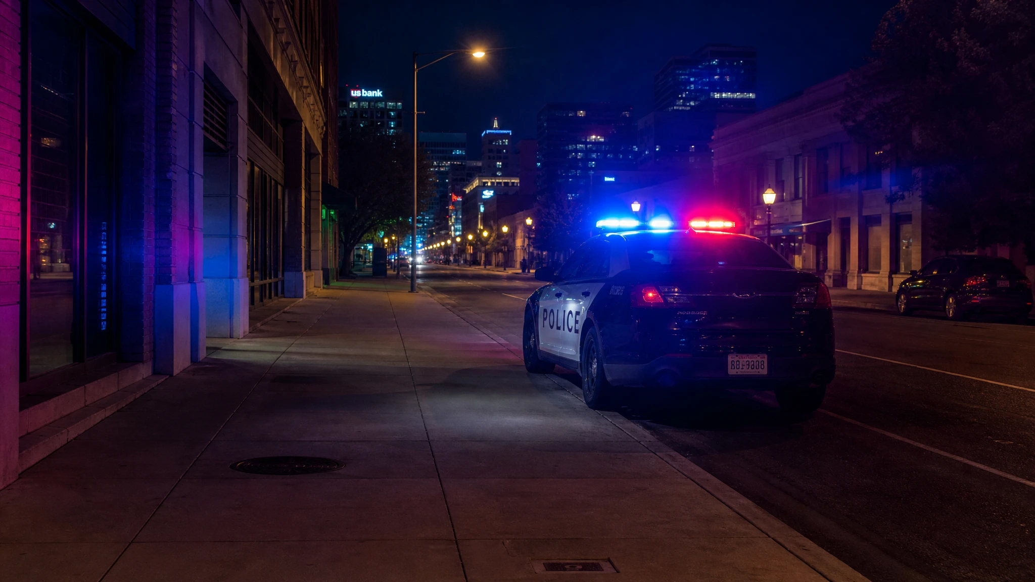 Luces de un vehículo policial en una calle urbana durante la noche