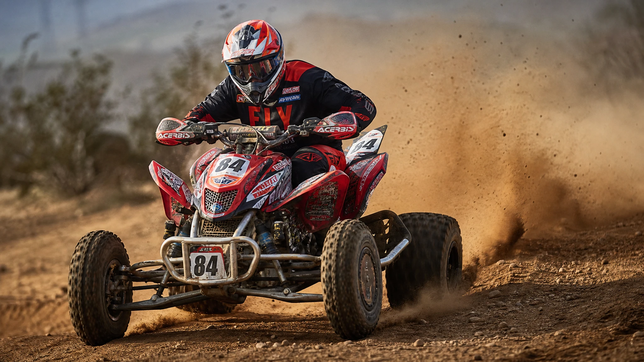 Quad compitiendo en circuito todo terreno polvoriento a alta velocidad