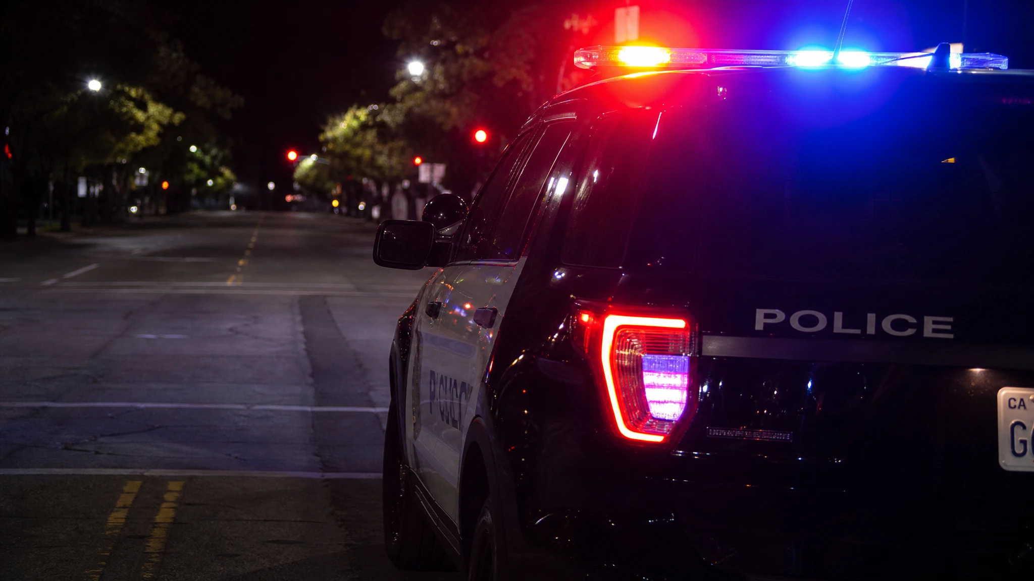 Vehículo policial con luces encendidas en control nocturno