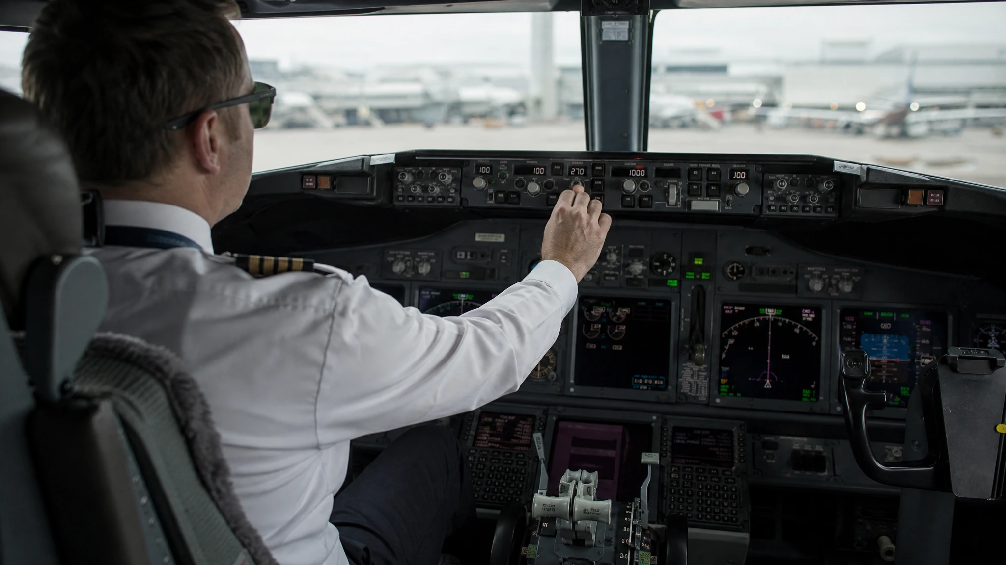 Vista del panel de control e instrumentos en la cabina de un avión comercial