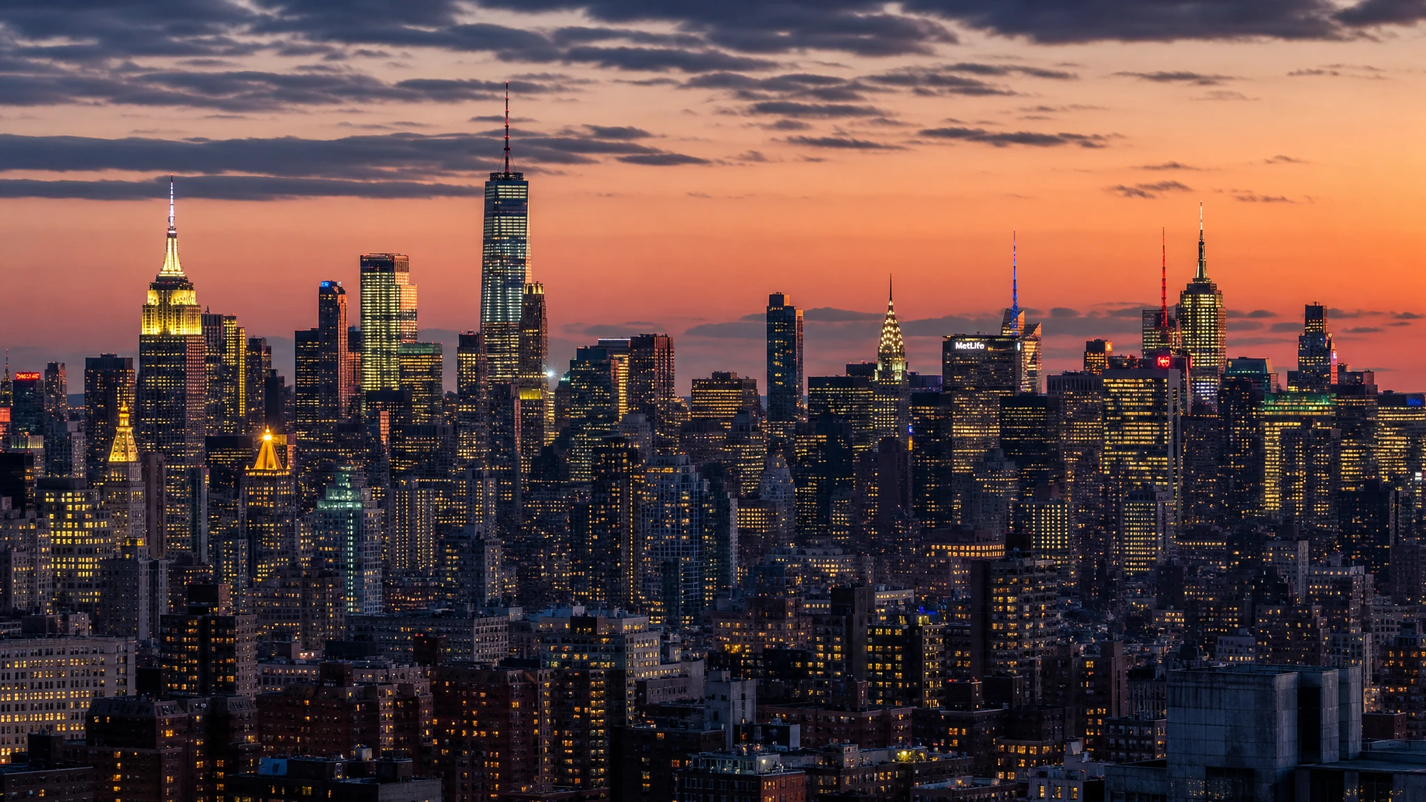 Horizonte de rascacielos de Nueva York iluminados al atardecer