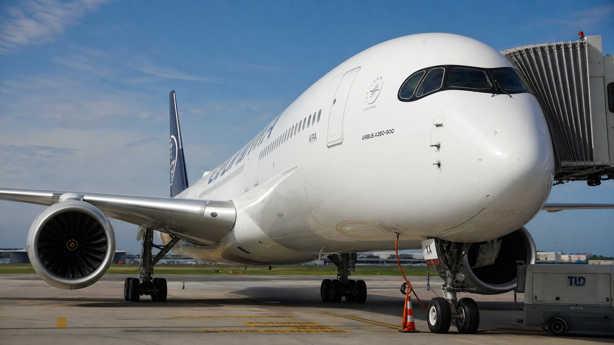 Avión comercial aparcado en pista de aeropuerto durante el día