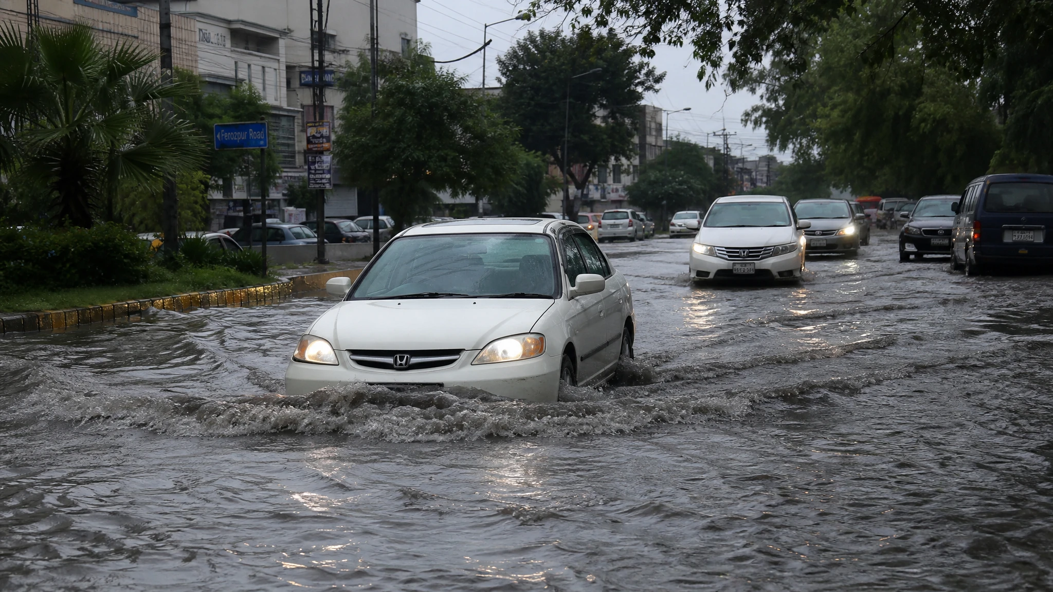Calle urbana anegada con acumulación de agua tras lluvias intensas